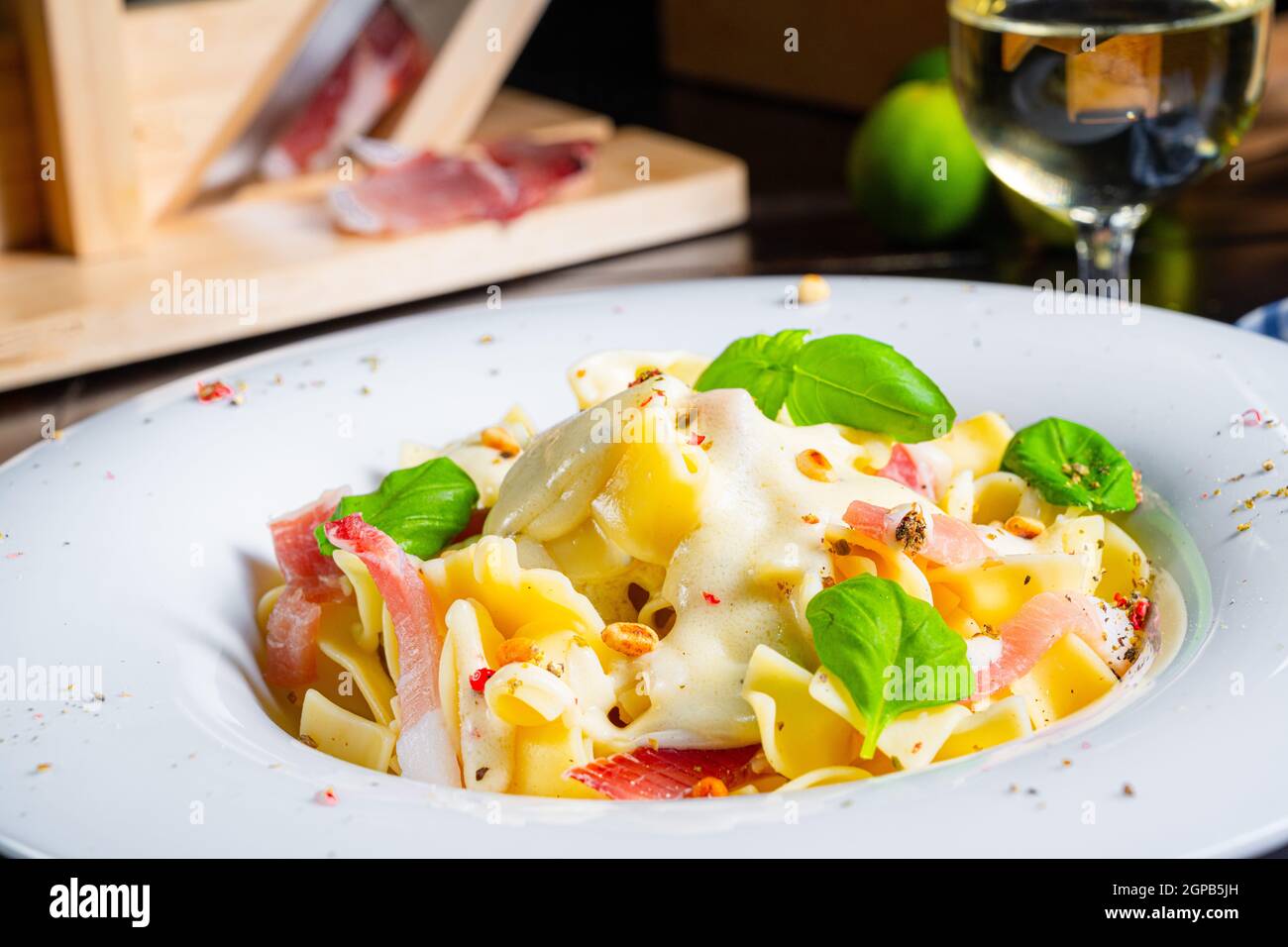 Tagliatelle avec sauce masarpone gorgonzola et jambon. Banque D'Images