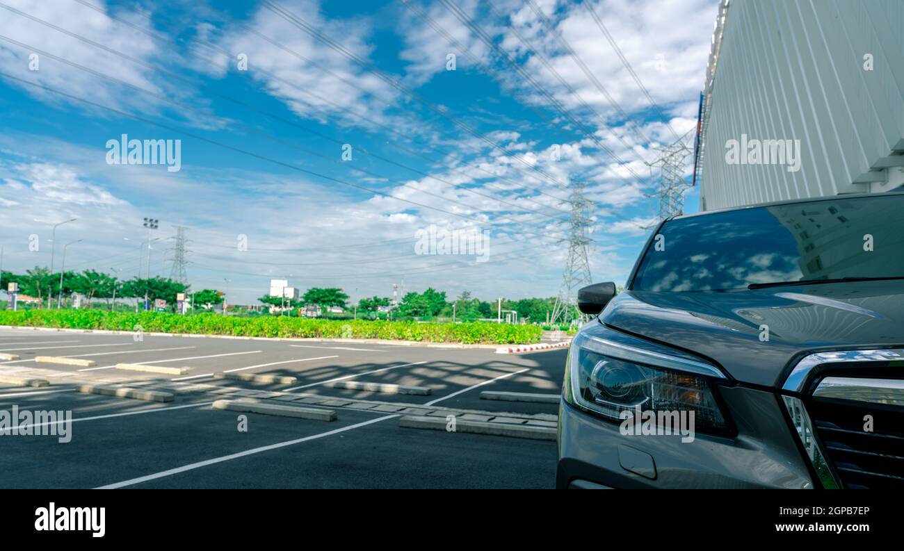 Vue avant de la voiture garée sur le parking. Centre commercial