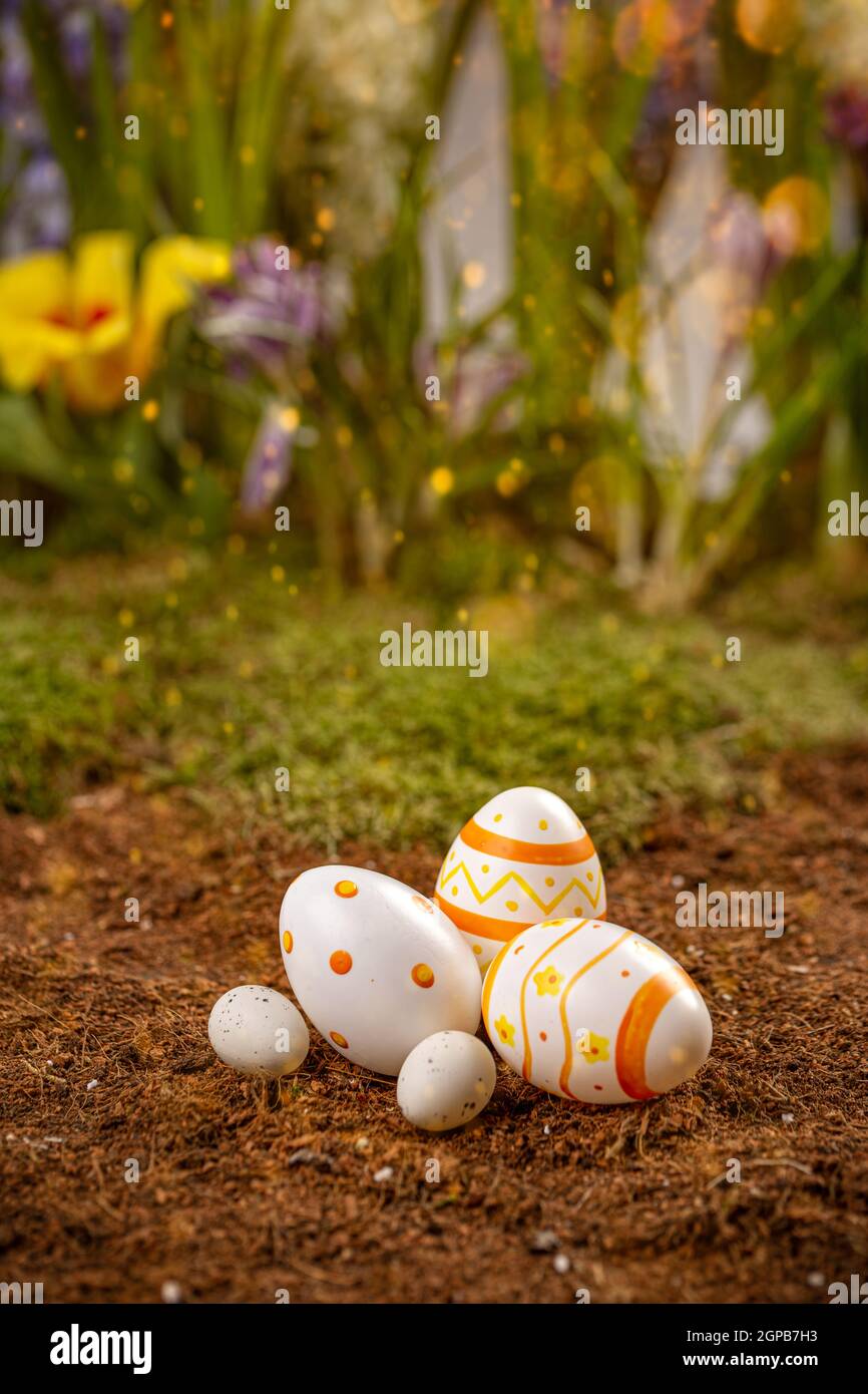 Concept vacances de printemps avec oeufs de pâques, fleurs de printemps floues sur fond Banque D'Images