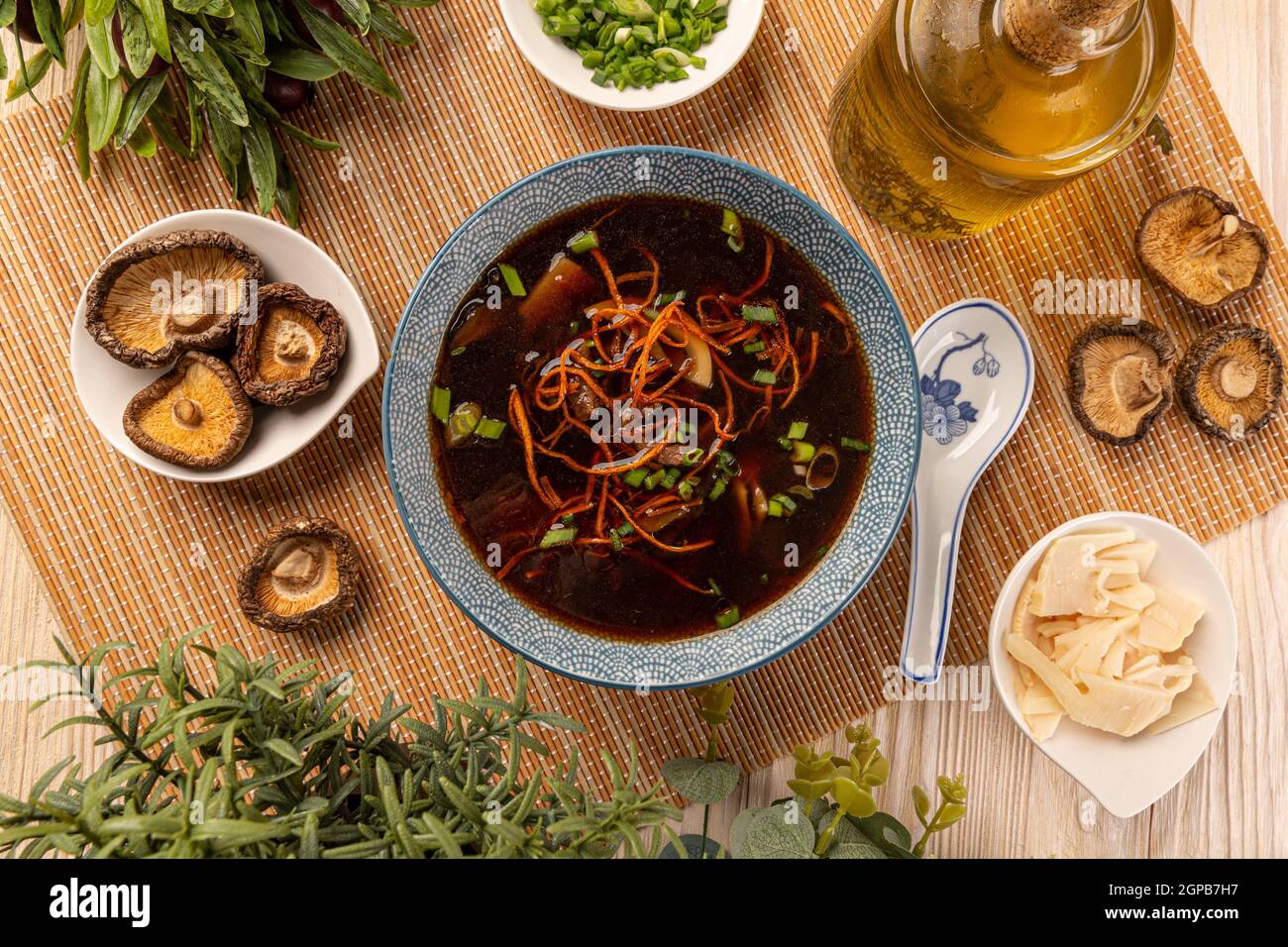Soupe de style chinois avec champignons shiitake et bœuf, vue de dessus, plat Banque D'Images