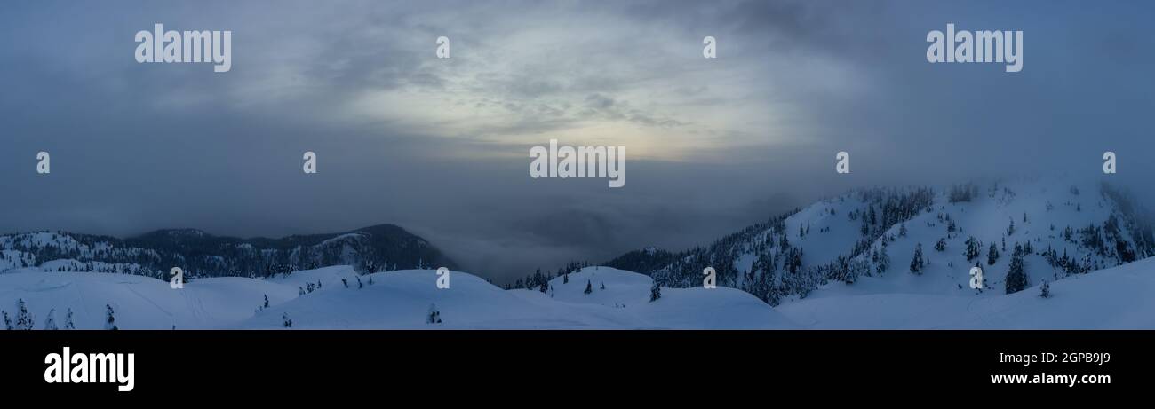 Vue panoramique de la nature canadienne Paysage couvert de neige blanche et fraîche pendant le coucher du soleil d'hiver. Prise à Seymour Mountain, North Vancouver, British Colu Banque D'Images