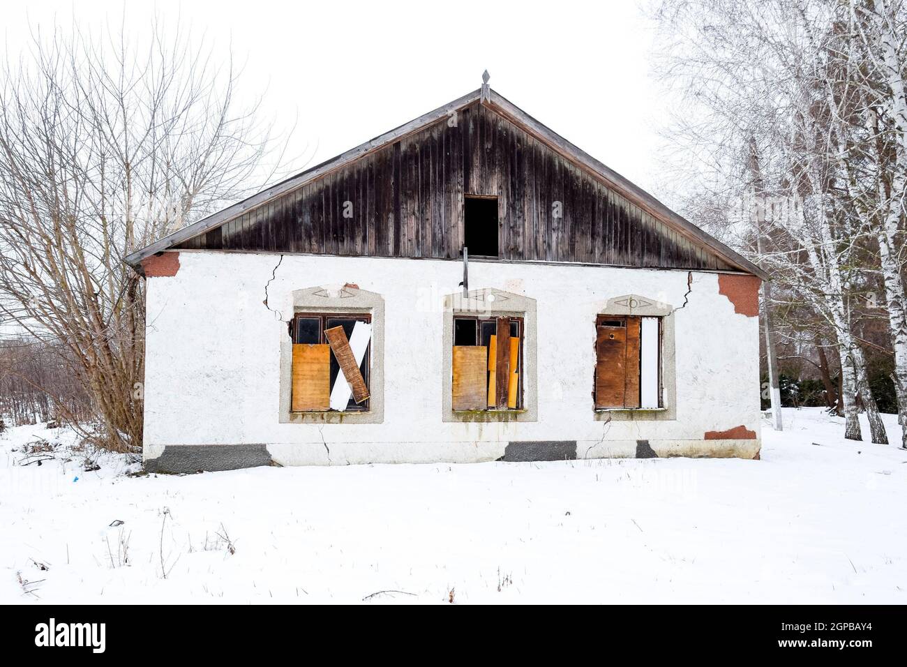 L'ancien bâtiment de l'administration de la colonie, Elitnyy kraï de Krasnodar, en Russie. L'héritage soviétique. La destruction des infrastructures Banque D'Images