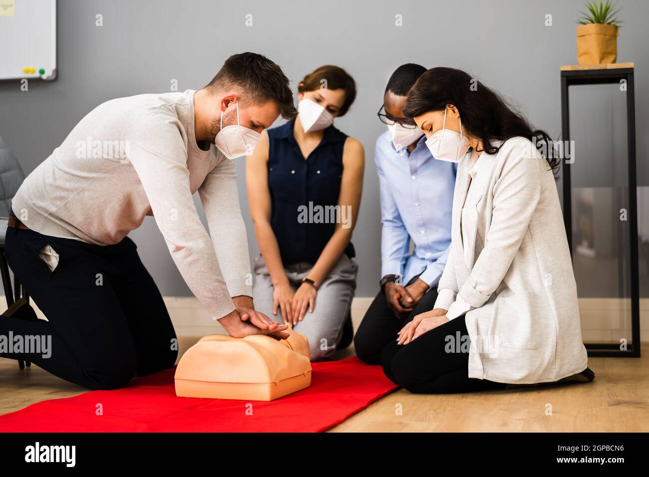 Premiers soins RCP réanimation formation en masque facial Banque D'Images