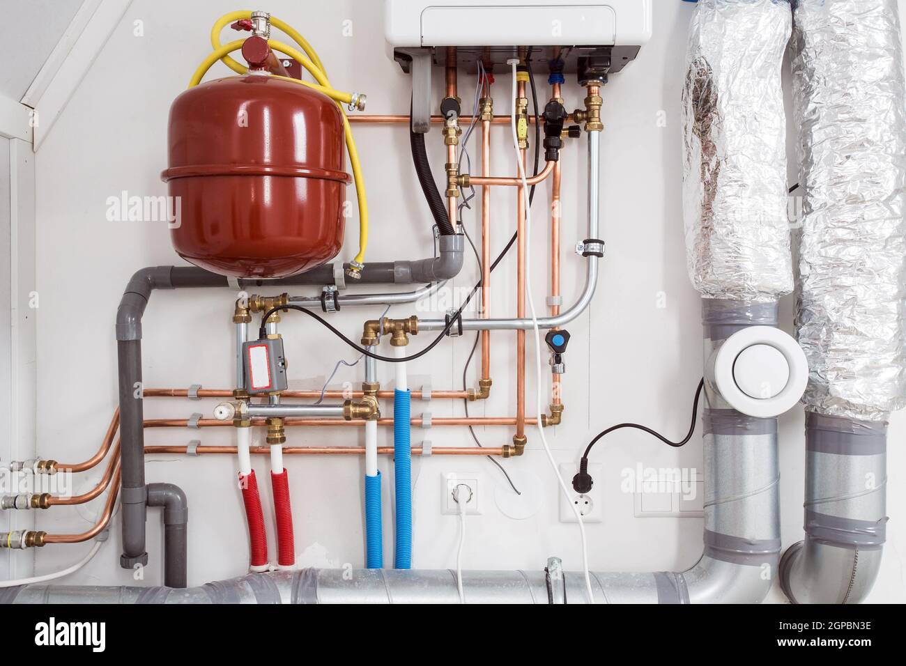 Installation de chauffage et système de chauffage central de la chaudière  au mur maison en gros plan Photo Stock - Alamy