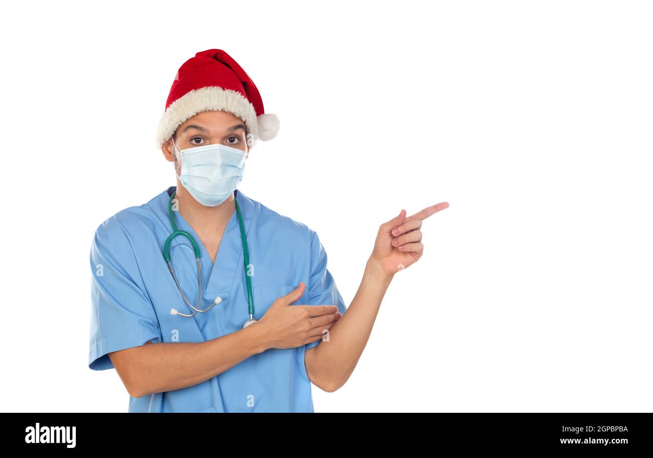 Un médecin africain portant un chapeau de Noël au coronavirus isolé sur  fond blanc Photo Stock - Alamy