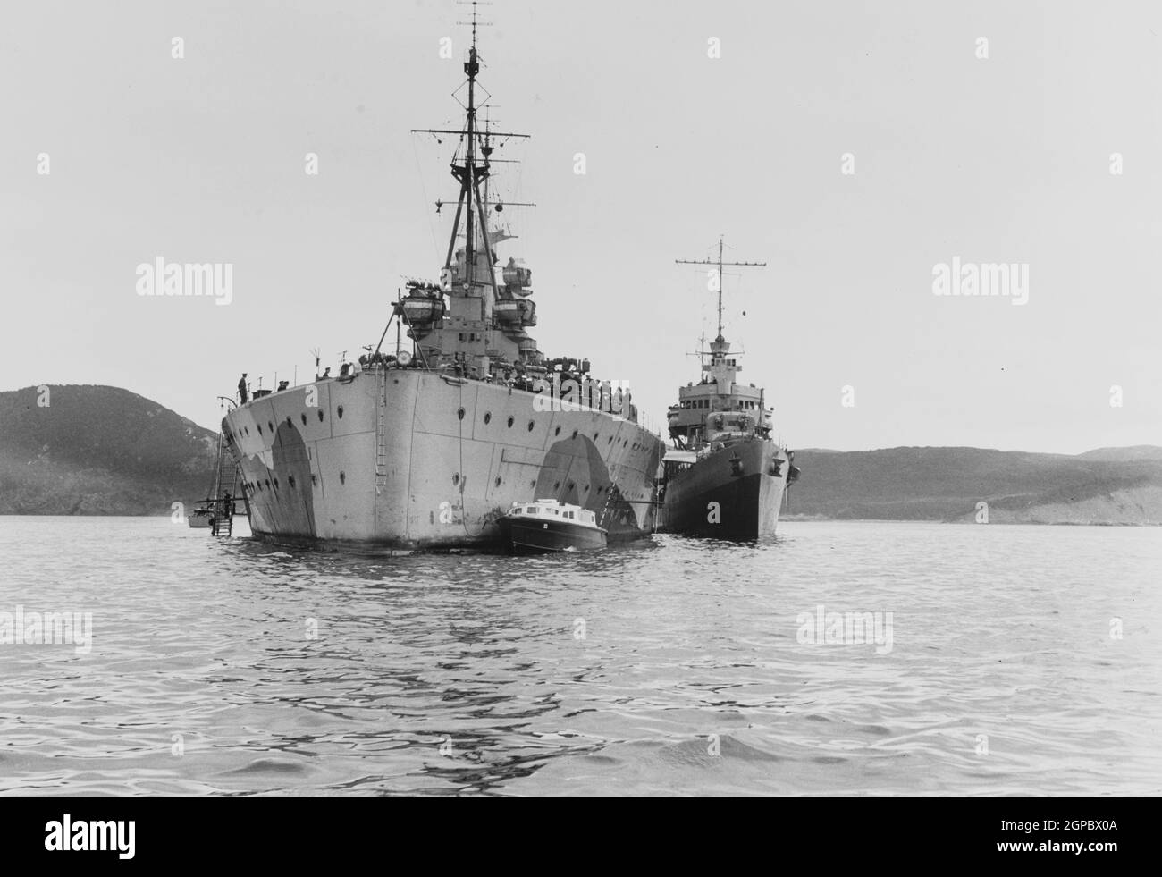 BAIE PLACENTIA, TERRE-NEUVE, CANADA - 10-12 août 1941 - Conférence sur la Charte de l'Atlantique, 10-12 août 1941. L'USS McDougal (DD-358) à côté du HMS Prin Banque D'Images