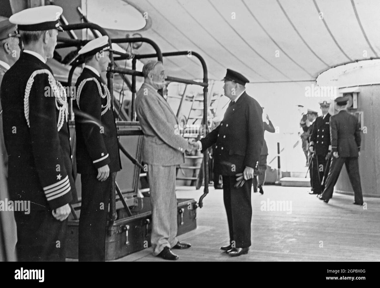 BAIE PLACENTIA, TERRE-NEUVE, CANADA - 09 août 1941 - Conférence sur la Charte de l'Atlantique, 10-12 août 1941. Le premier ministre Winston Churchill se serrer la main Banque D'Images