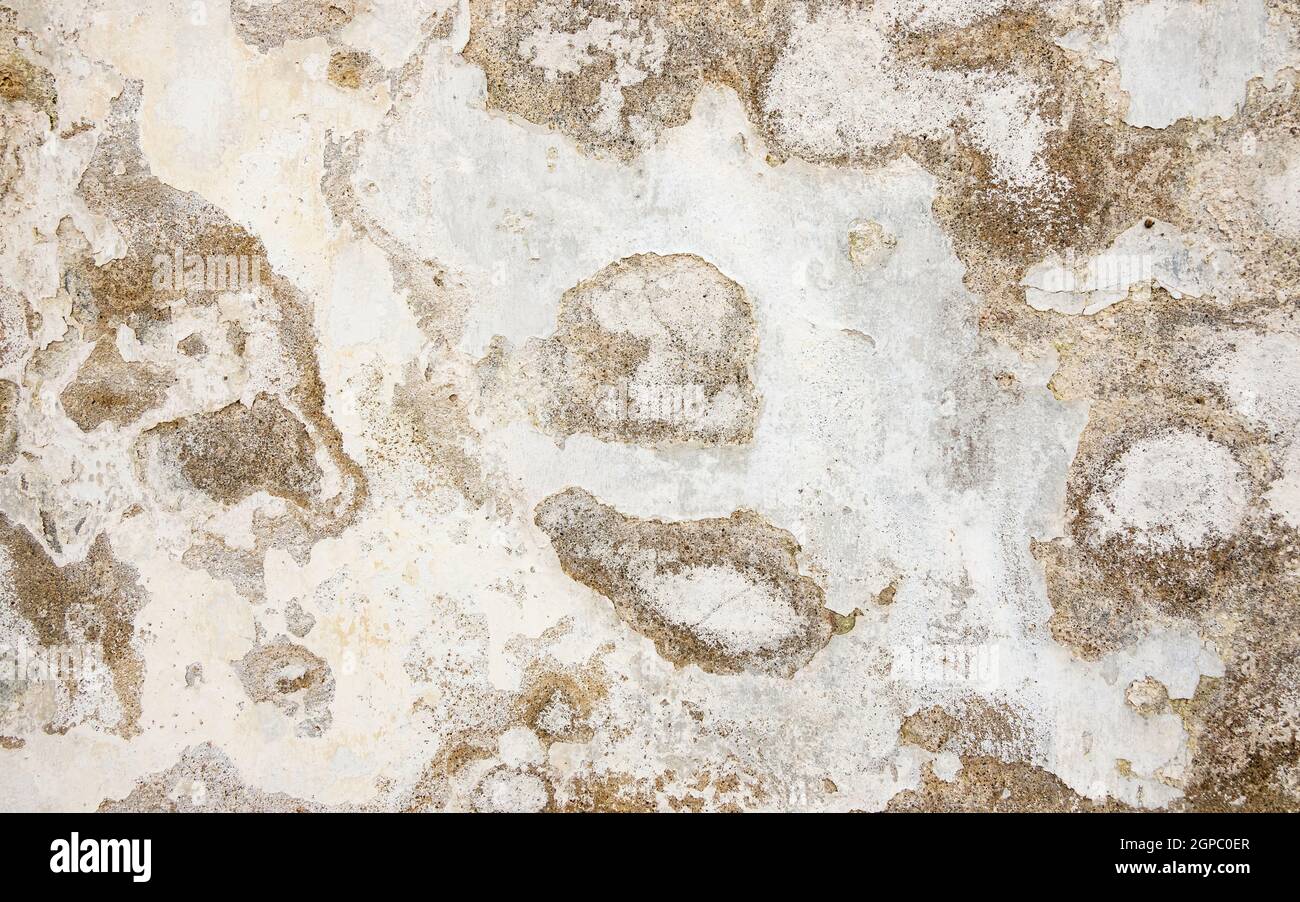 Gros plan de la texture de la paroi blanche délabrée et abîmé, arrière-plan grundy Banque D'Images