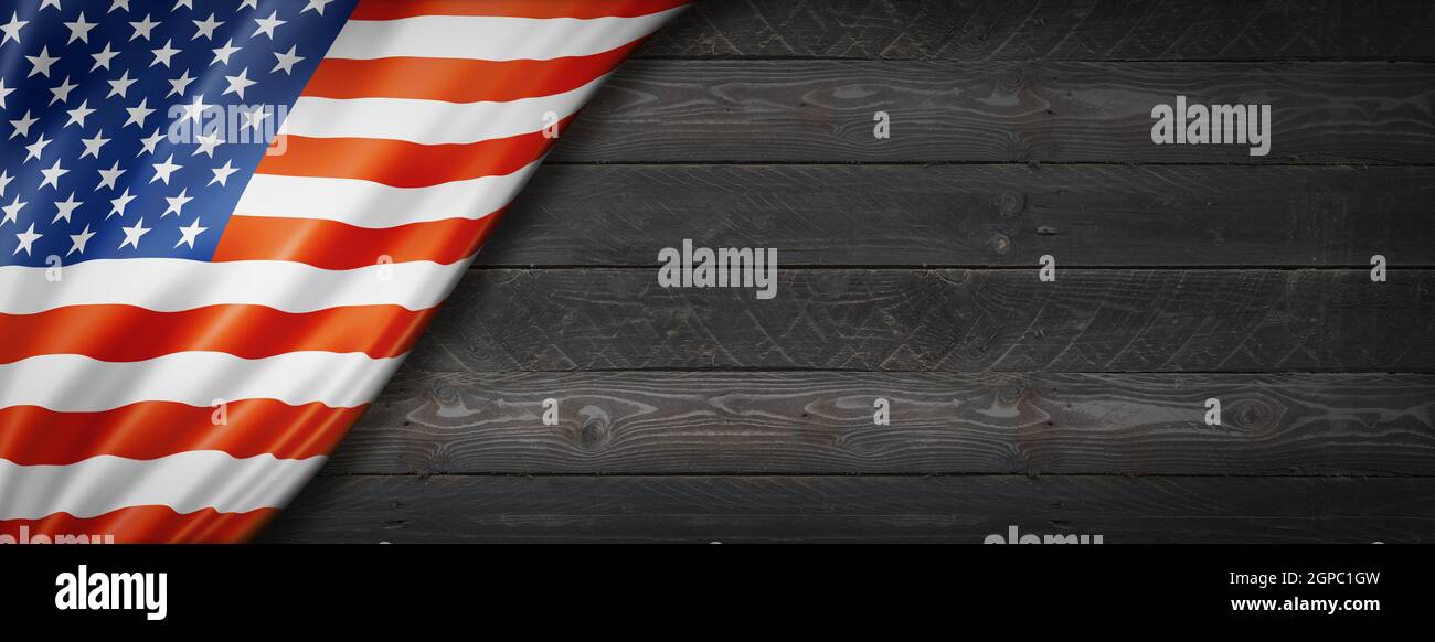 Drapeau américain sur un mur en bois noir. Bannière panoramique horizontale. Banque D'Images