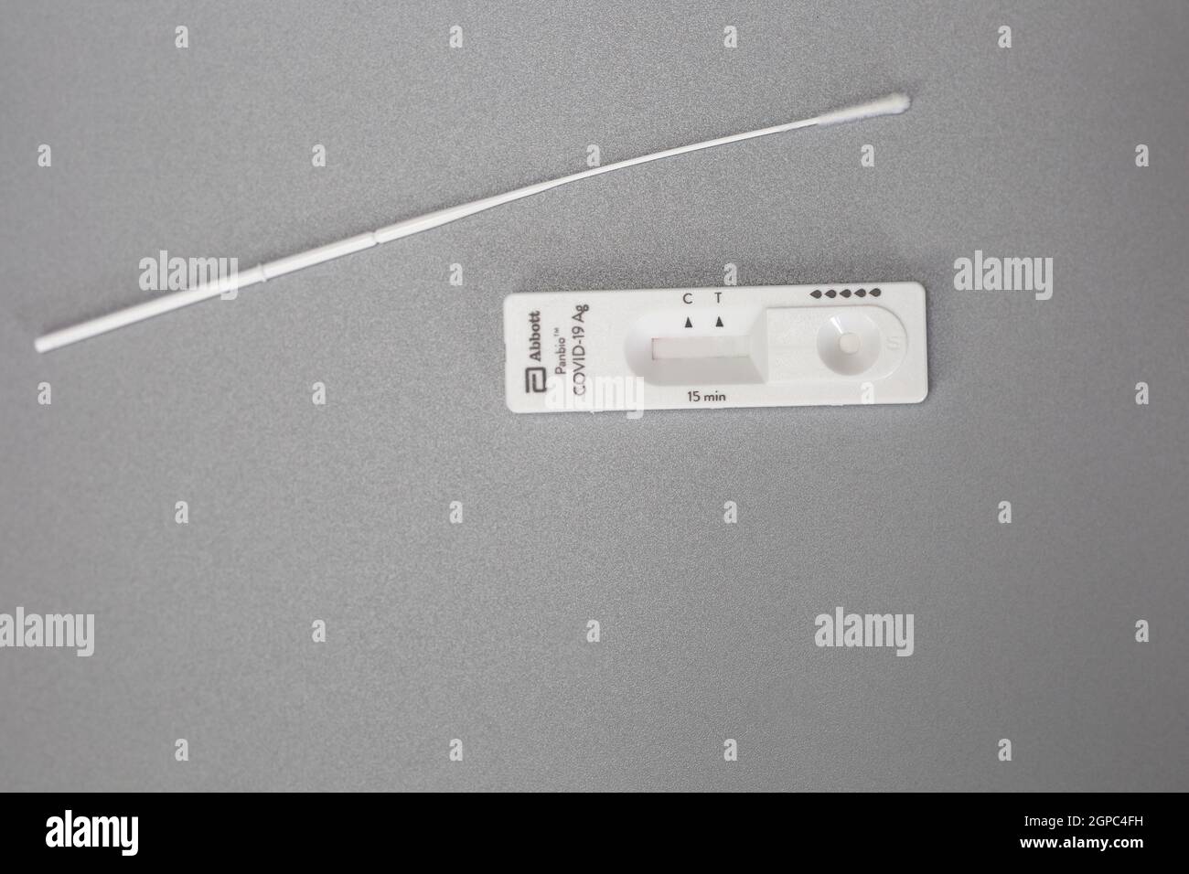 Abbott Panbio COVID-19 AG, kit d'auto-test coronavirus pour à la maison sur fond gris, Covid-19, santé, concept commercial, auto-test Banque D'Images