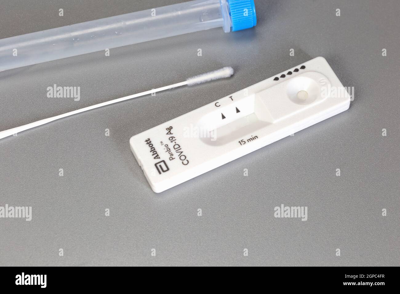 Abbott Panbio COVID-19 AG, kit d'auto-test coronavirus pour à la maison sur fond gris, Covid-19, santé, concept commercial, auto-test Banque D'Images