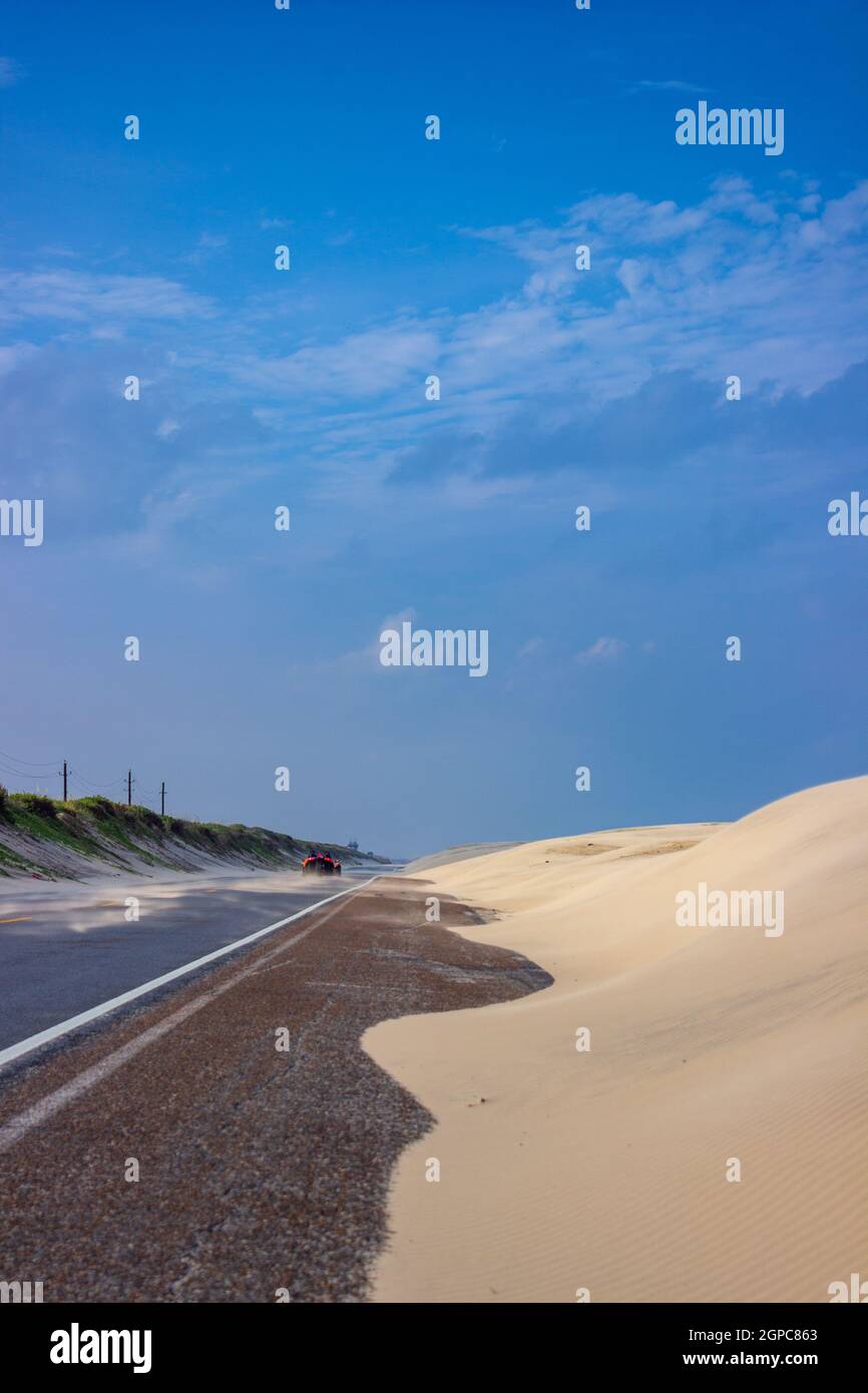 Des dunes de sable mouvantes bordent Ocean Boulevard au nord de South Padre Island, TX. Banque D'Images