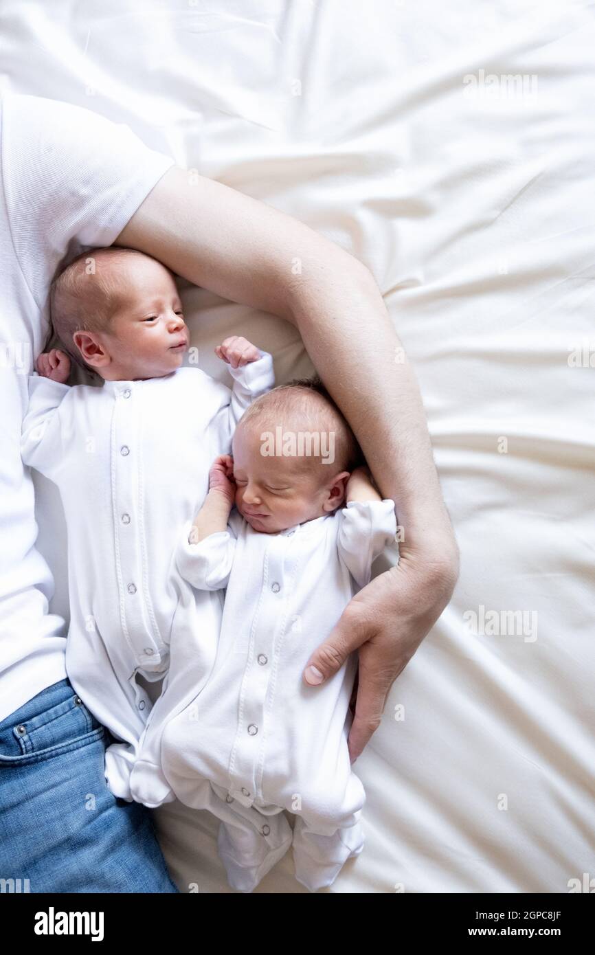 Nouveau Ne Jumeaux Identiques Sur Le Lit Sur Les Mains Des Parents Style De Vie Emotions Des Enfants Bebes Avec Copie Espace Photo Stock Alamy Nouveau Ne Jumeaux Identiques Sur Le Lit Sur Les Mains Des Parents Style De Vie Emotions Des Enfants Bebes Avec Copie Espace Photo Stock Alamy