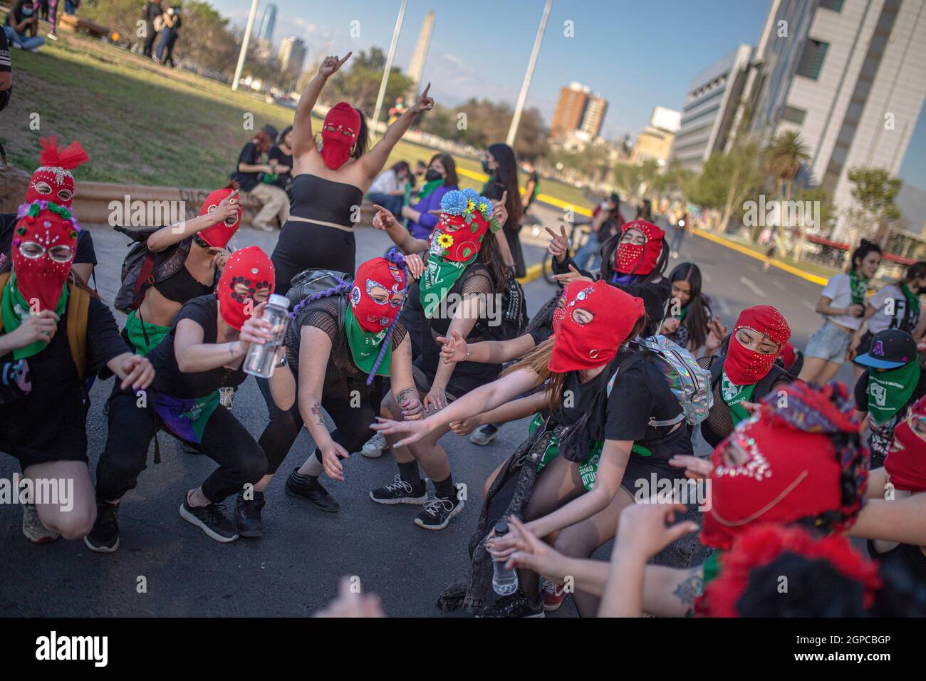 Santiago, Chili. 28 septembre 2021. Les manifestants qui portaient des balaclaves dansent pendant la manifestation. Les femmes ont organisé une manifestation à Santiago au cours de la Journée mondiale d'action pour l'accès à l'avortement légal, sûr et gratuit. En ce jour, la chambre basse du Chili approuve la décriminalisation des avortements dans les 14 premières semaines de grossesse, mais doit encore faire face à des obstacles avant qu'elle ne devienne loi. Crédit : SOPA Images Limited/Alamy Live News Banque D'Images