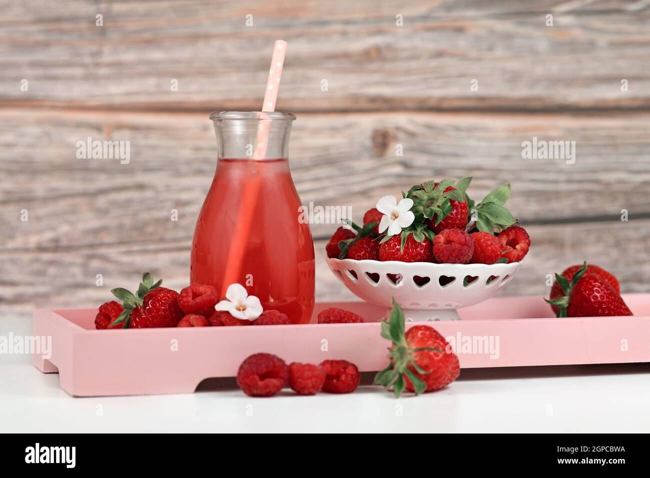 Limonade maison aux fraises et aux fruits de framboise en pot Banque D'Images