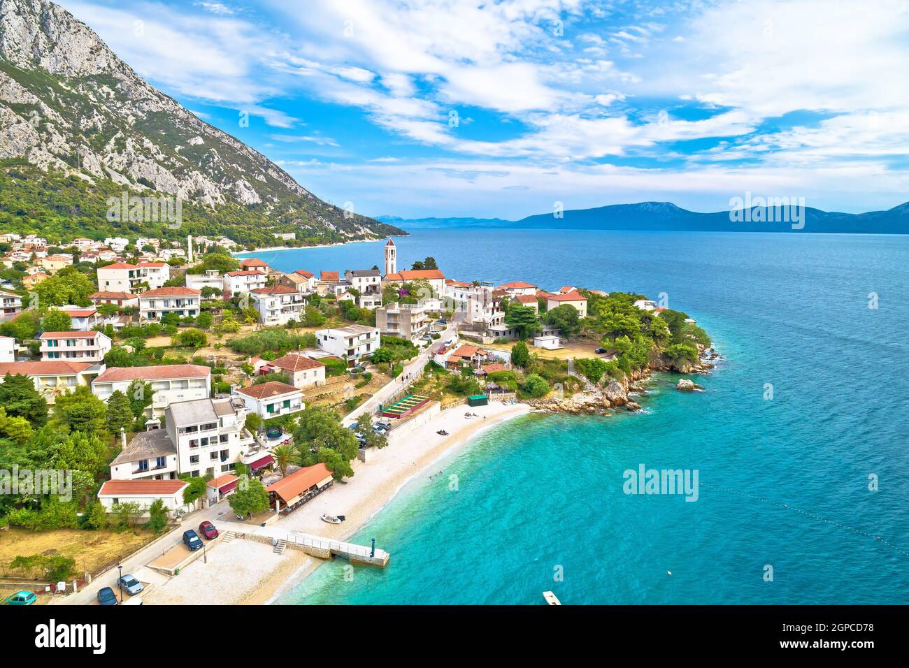 Village de Gradac sur la Riviera de Makarska vue aérienne sur le front de mer, région de Dalmatie en Croatie Banque D'Images