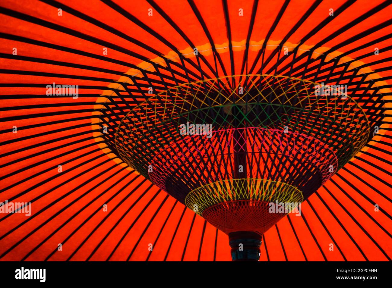 Image du parapluie japonais Red Japan. Lieu de tournage : zone métropolitaine de Tokyo Banque D'Images