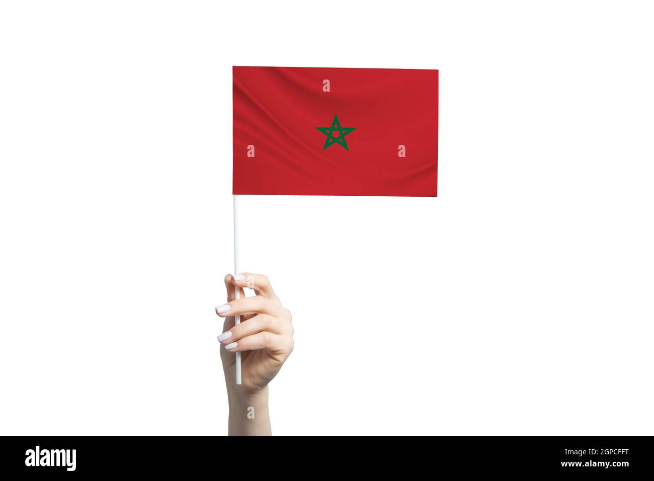 Belle main femelle tenant le drapeau marocain, isolé sur fond blanc. Banque D'Images