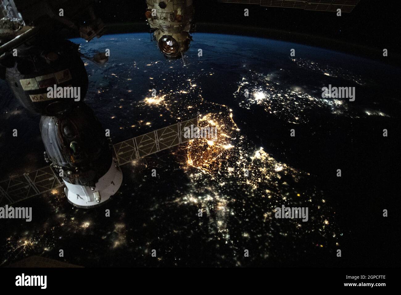 ISS - 15 septembre 2021 - les grandes lumières de l'Europe, d'Amsterdam à Paris et de Londres, de l'autre côté de la Manche, sont représentées par l'Intern Banque D'Images
