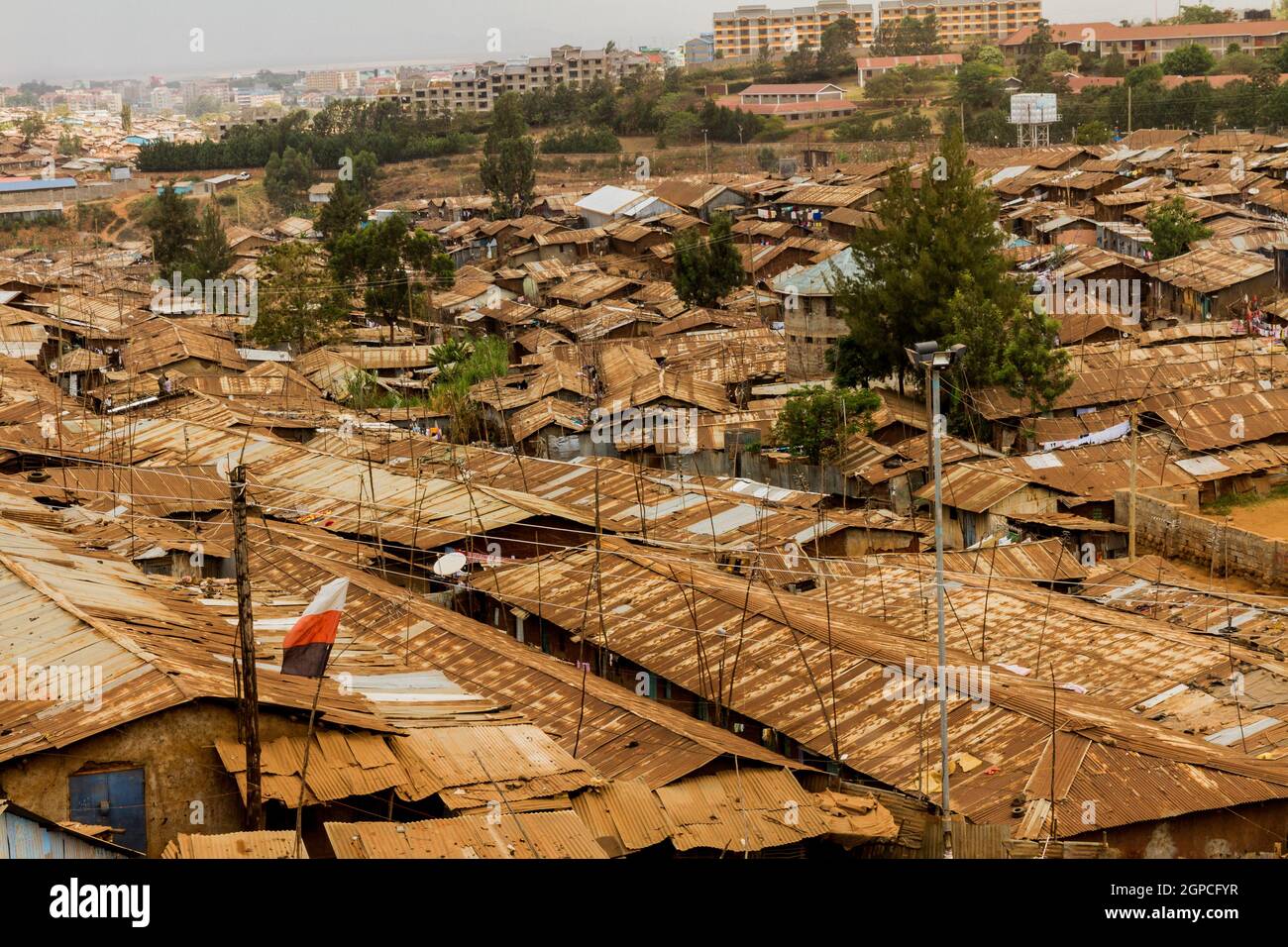 Une vue des bidonvilles de Kibera de Nairobi contre le paysage urbain en arrière-plan. Banque D'Images