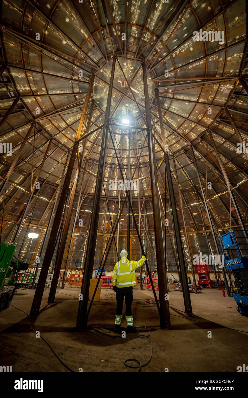 Un ouvrier de la construction se trouve à l'intérieur d'un dôme en acier soudé qui sera levé et placé au-dessus de l'île nucléaire, qui abrite le réacteur, à la centrale nucléaire de Hinkley point C près de Bridgwater dans le Somerset, alors que les travaux sur le projet atteignent le cinq ans anniversaire. Cinq ans après avoir obtenu le feu vert, le nombre de personnes travaillant sur la centrale électrique de Hinkley point C a atteint 22,000. Le nombre croissant comprend 6,300 personnes sur place, comparativement à seulement 1,500 au plus fort de la pandémie l'an dernier. Date de la photo : jeudi 23 septembre 2021. Banque D'Images