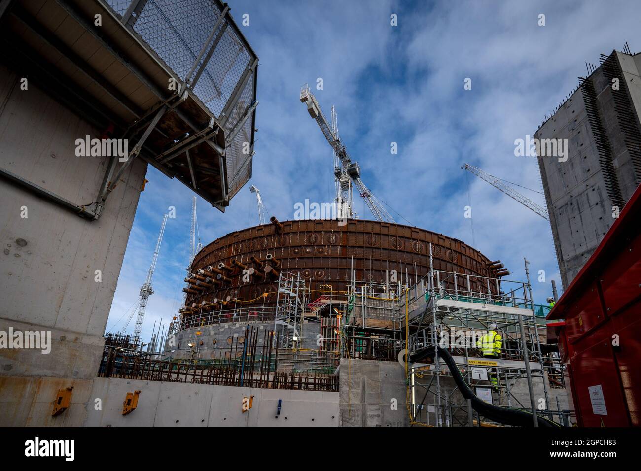 La maison circulaire en béton armé et en acier d'un réacteur à Nuclear Island 1, à la centrale nucléaire de Hinkley point C près de Bridgwater, dans le Somerset, alors que les travaux sur le projet atteignent le cinq ans anniversaire. Cinq ans après avoir obtenu le feu vert, le nombre de personnes travaillant sur la centrale électrique de Hinkley point C a atteint 22,000. Le nombre croissant comprend 6,300 personnes sur place, comparativement à seulement 1,500 au plus fort de la pandémie l'an dernier. Date de la photo : jeudi 23 septembre 2021. Banque D'Images