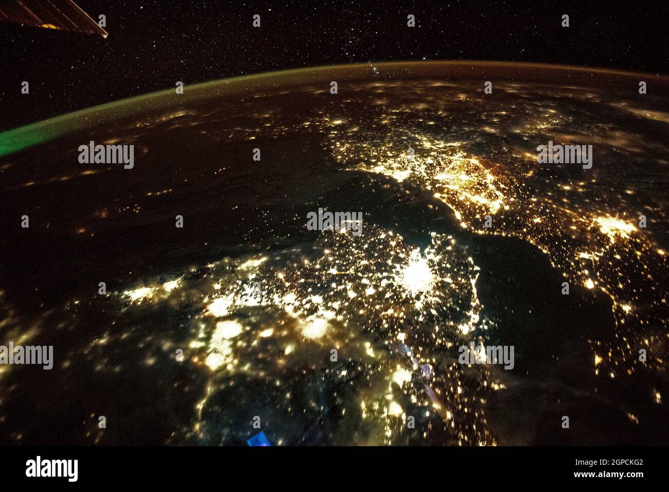 ISS - 15 septembre 2021 - les grandes lumières de l'Europe, d'Amsterdam à Paris et de Londres, de l'autre côté de la Manche, sont représentées par l'Intern Banque D'Images
