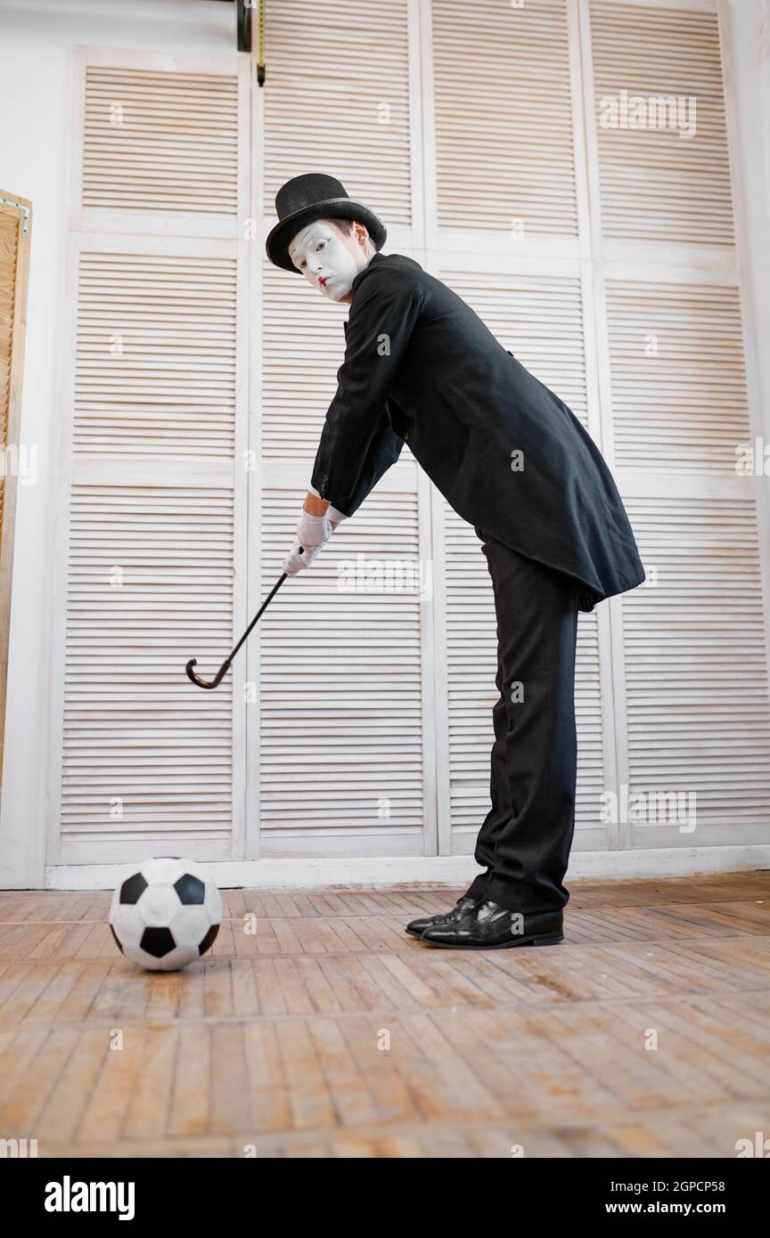 Mime masculin, gentleman avec la canne et le ballon de football, parodie de  golf. Théâtre pantomime, comédien, émotion positive, performance d'humour,  fac drôle Photo Stock - Alamy