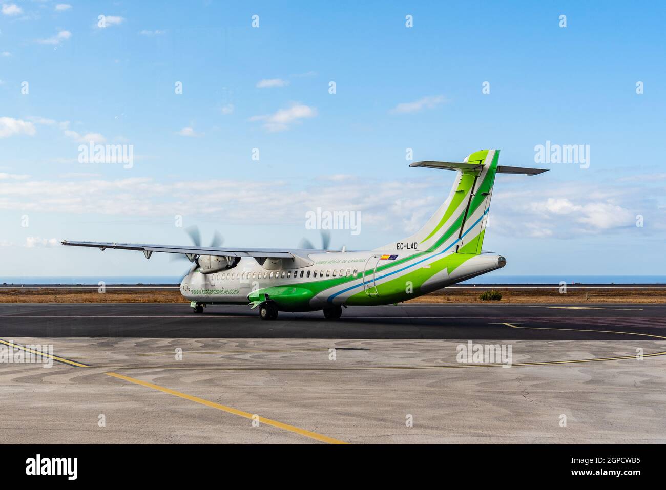 La Gomera, Espagne - 12 août 2021 : avion d'hélice prêt à décoller sur la piste. ATR 72 de Binter Canarias Airline Banque D'Images