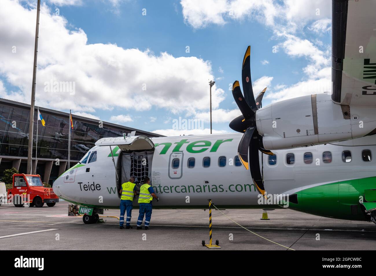 San Cristobal de la Laguna, Espagne - 12 août 2021 : fourniture d'avions à hélice sur la piste de l'aéroport Los Rodeos. ATR 72 plan de Binter Canar Banque D'Images