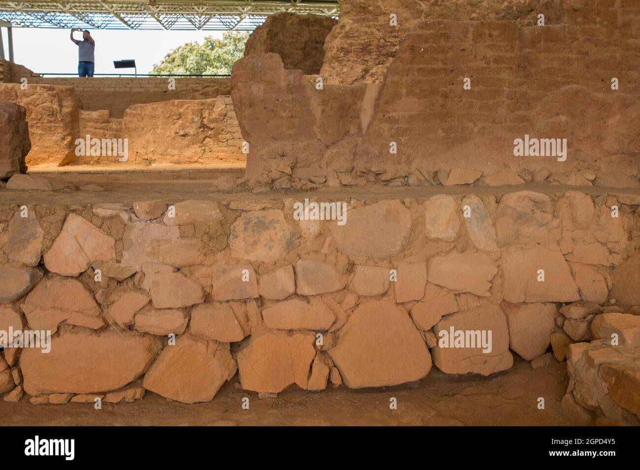 Visiteur prenant des photos au site archéologique de Cancho Roano. Site de Tartessian le mieux préservé. Zalamea de la Serena, Extremadura, Espagne Banque D'Images