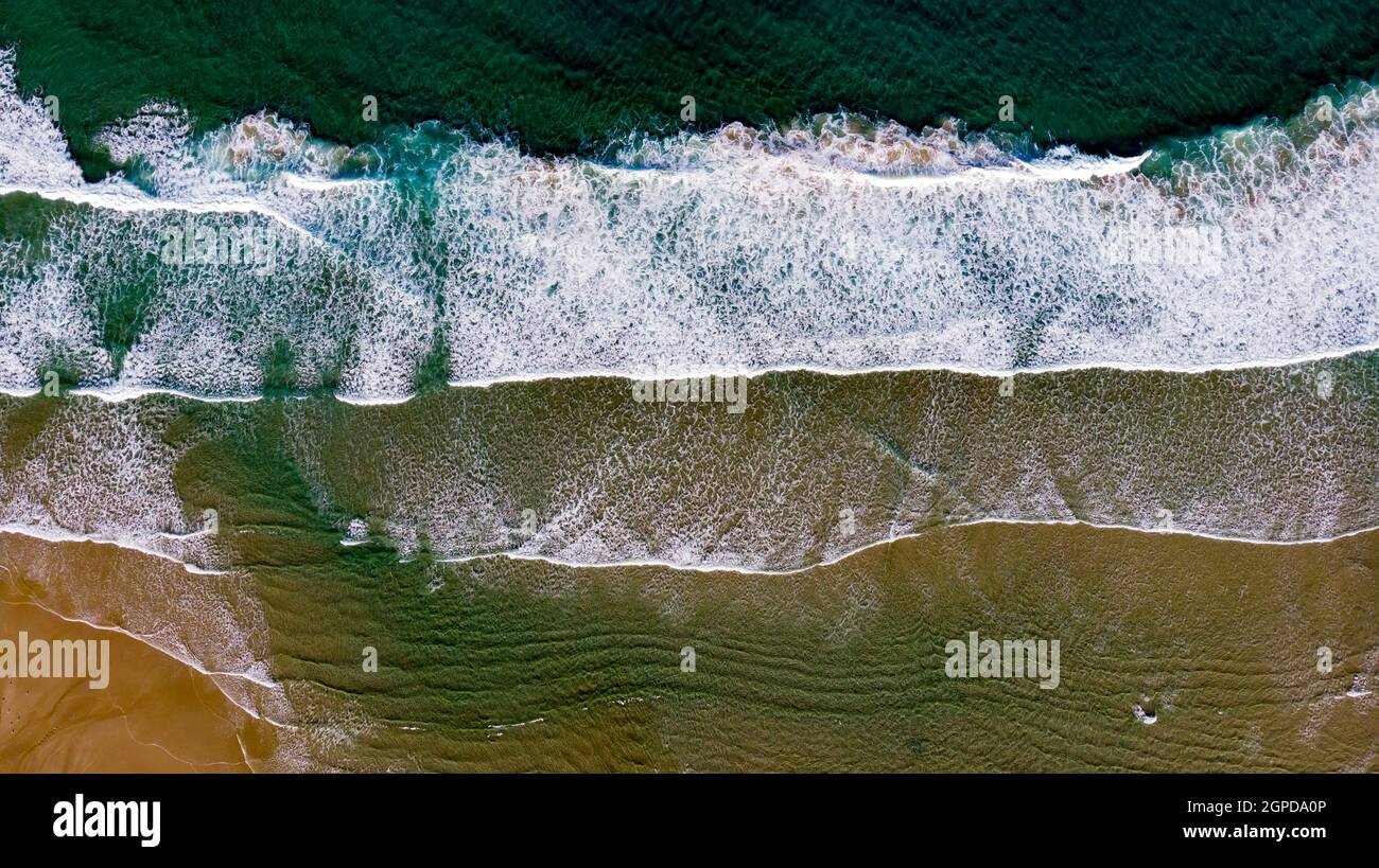 Belle vue aérienne d'une plage avec des vagues. Couleurs et textures naturelles Banque D'Images