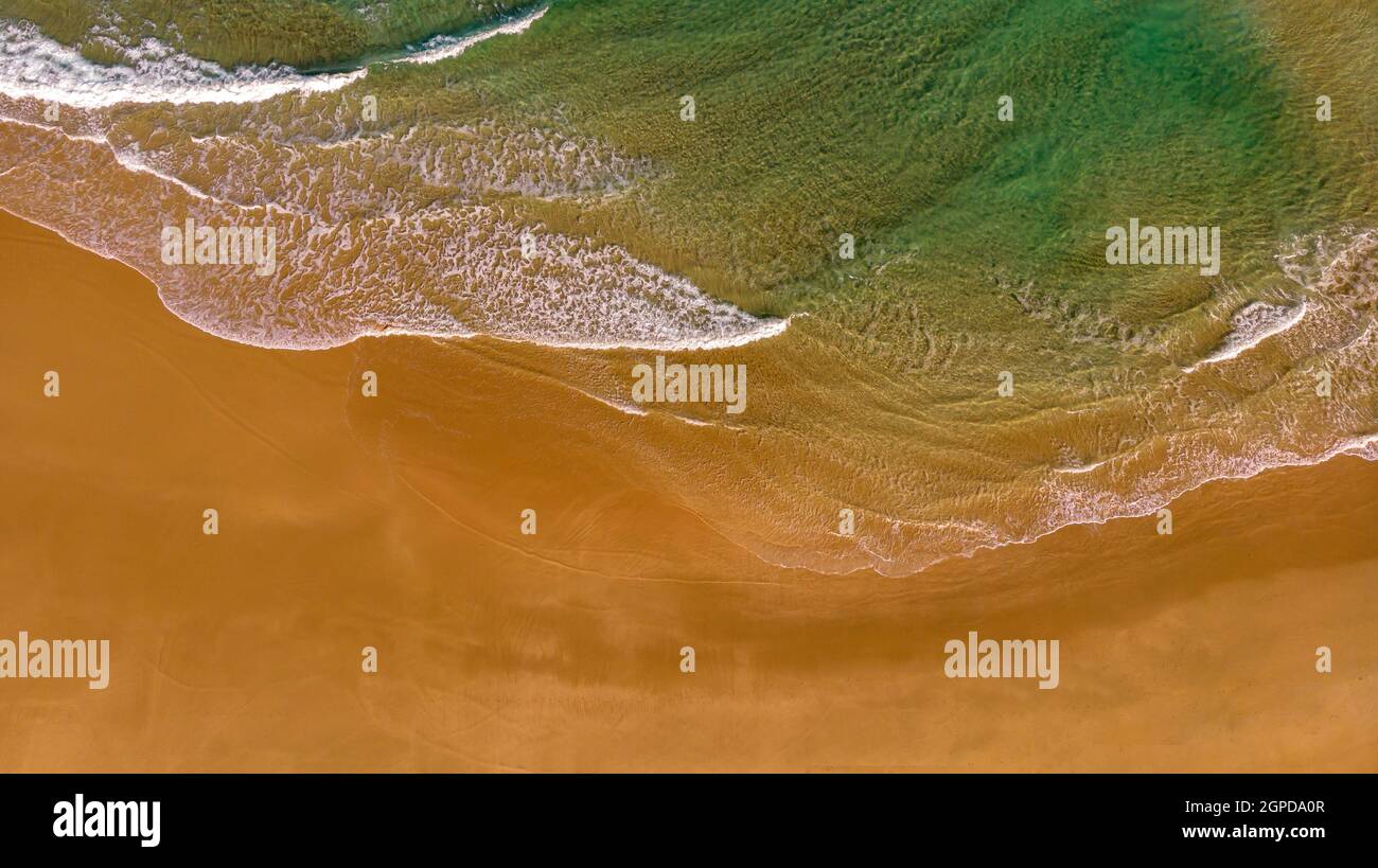 Belle vue aérienne d'une plage avec des vagues. Couleurs et textures naturelles Banque D'Images