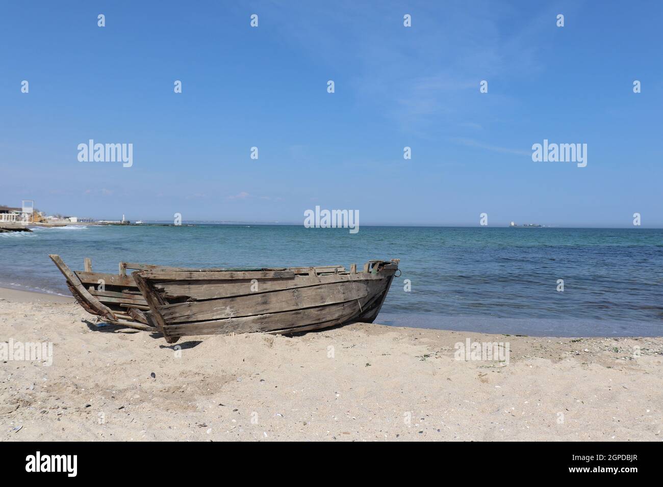 Vieux bateau en bois sur la mer par une journée nuageux. Banque D'Images