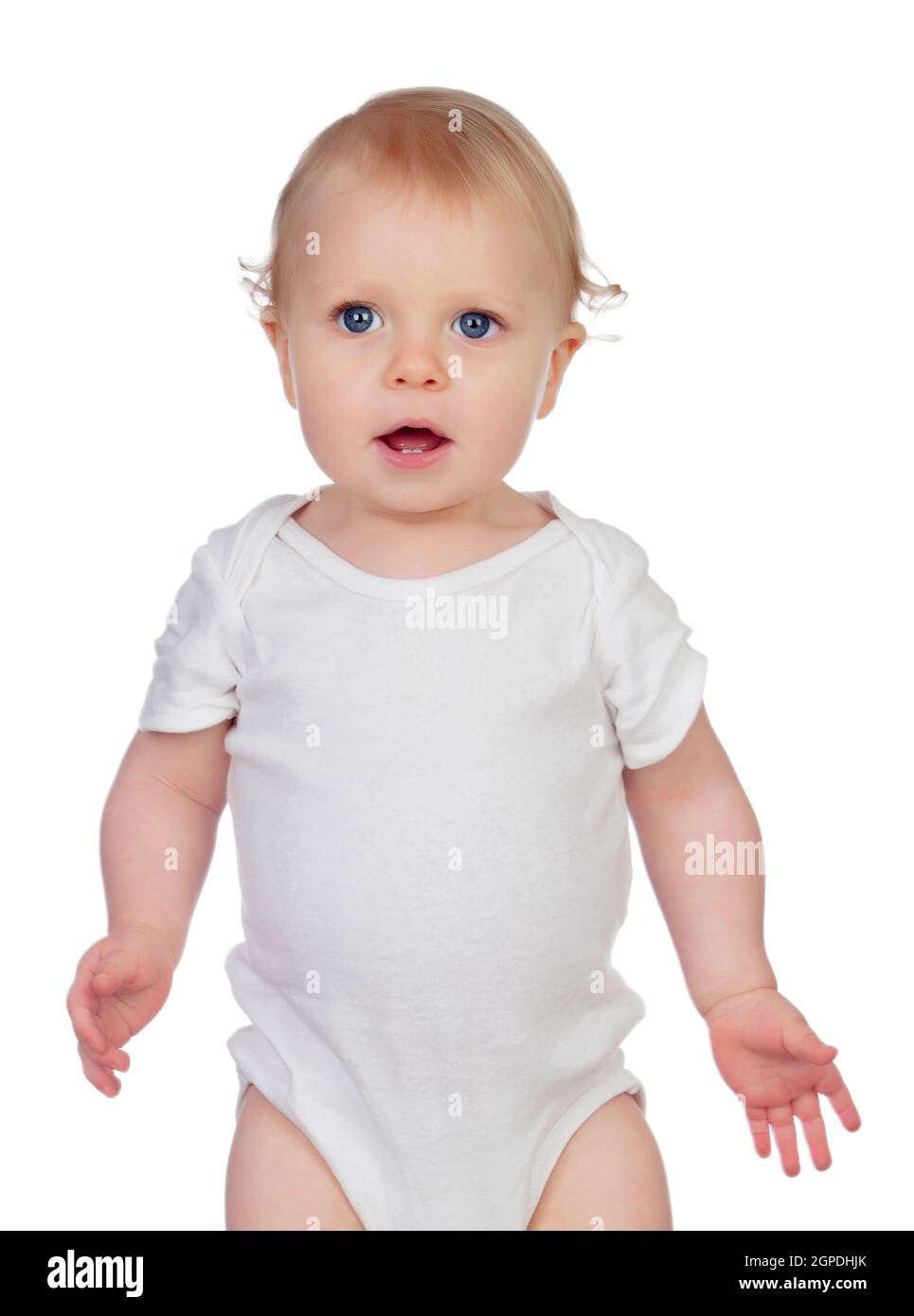 Un petit bébé avec des yeux bleus et des cheveux blonds tandis que la caméra regarde permanent Banque D'Images