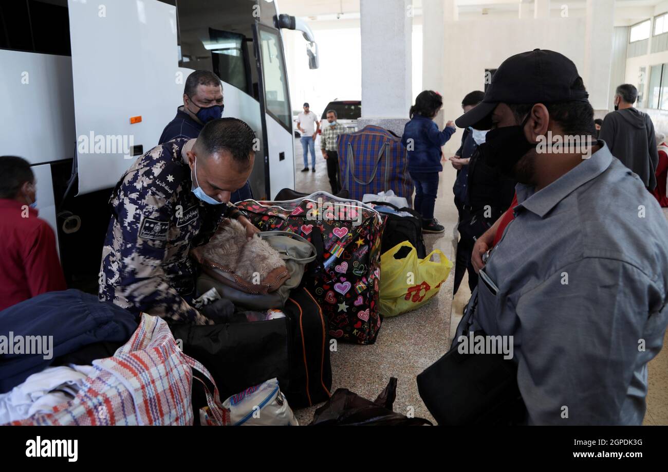 Un agent des douanes inspecte les effets personnels des voyageurs au  poste-frontière de Jaber avec la Syrie, près de Mafraq, en Jordanie, le 29  septembre 2021. REUTERS/Alaa Al Sukhni Photo Stock -