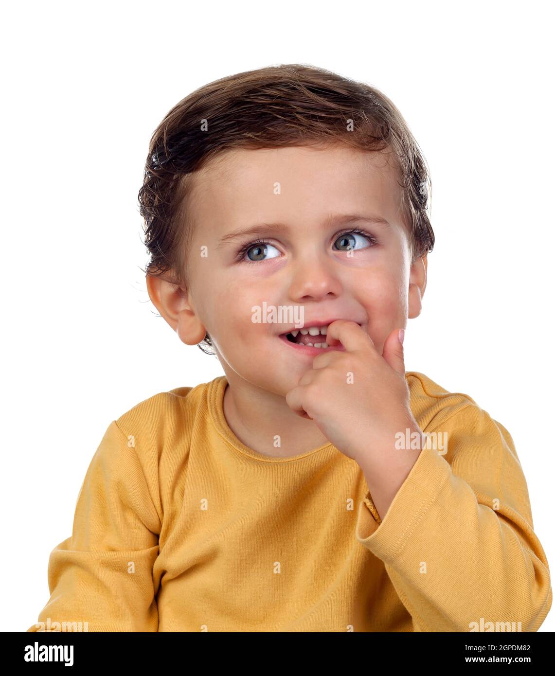 Adorable petit enfant de deux ans suce sa main Banque D'Images
