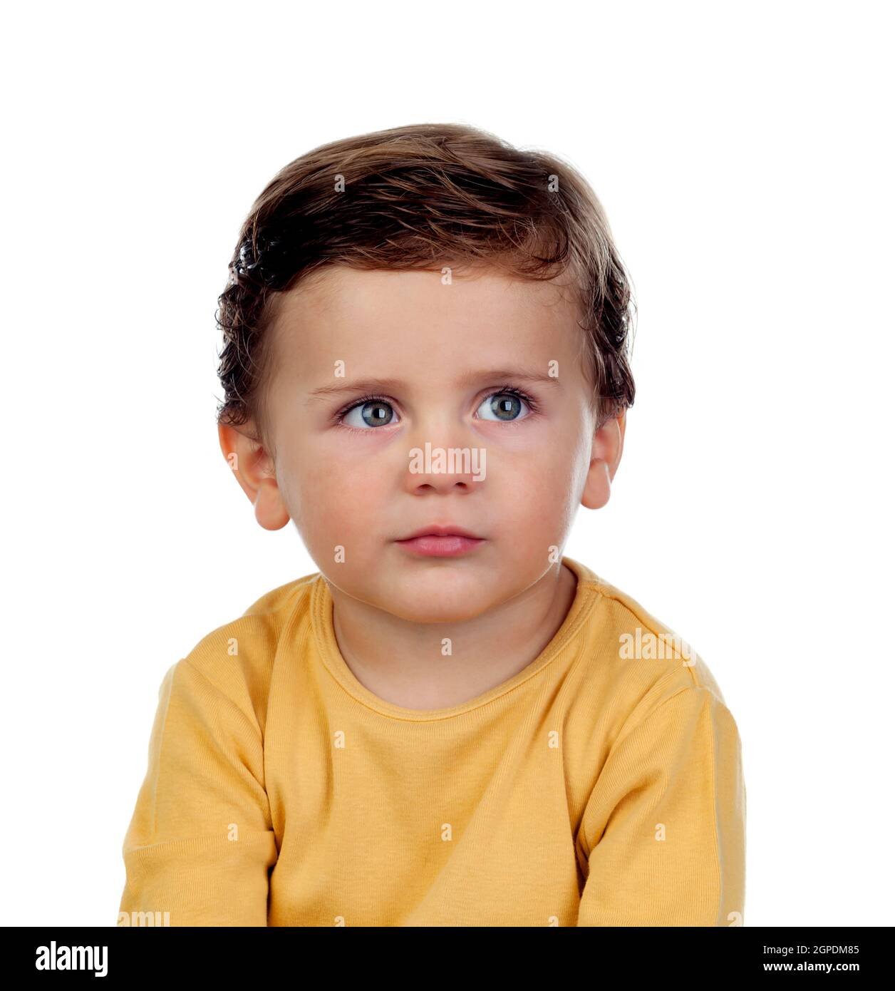 Adorable petit enfant de deux ans avec t-shirt jaune isolé sur fond blanc Banque D'Images