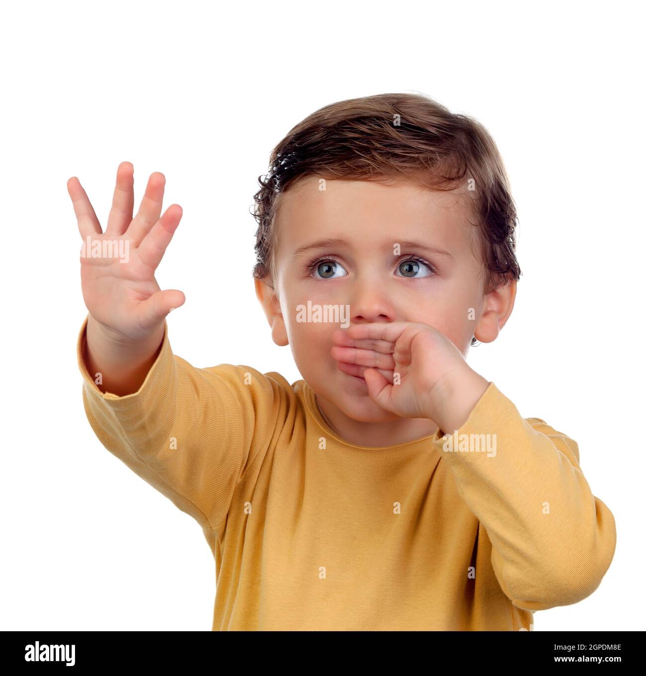 Adorable petit enfant de deux ans suçant sa main isolé sur un fond blanc Banque D'Images