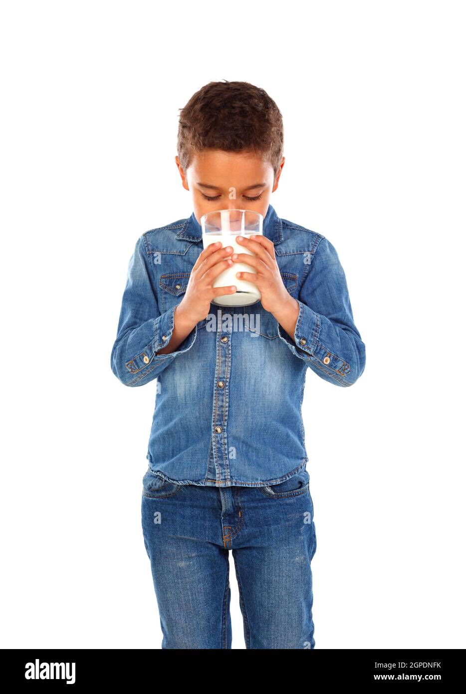 Adorable enfant boire du lait isolé sur fond blanc Banque D'Images