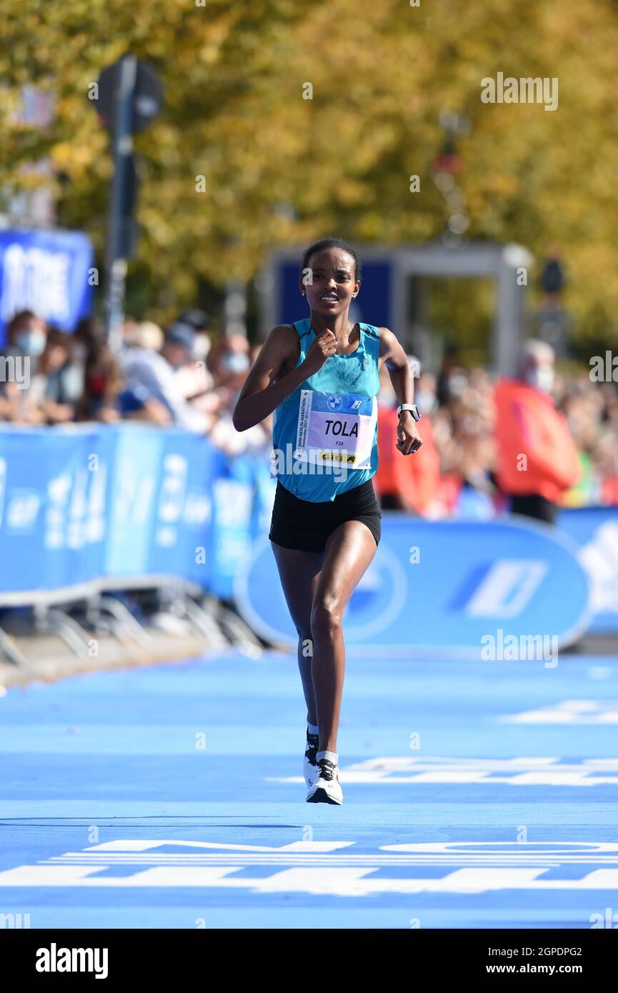 Helen Tola (ETH) se classe troisième dans la course féminine en 2:23:05 lors du Marathon de Berlin, dimanche 26 septembre 2021, à Berlin. (Jiro Mochizuki/image du sport) Banque D'Images