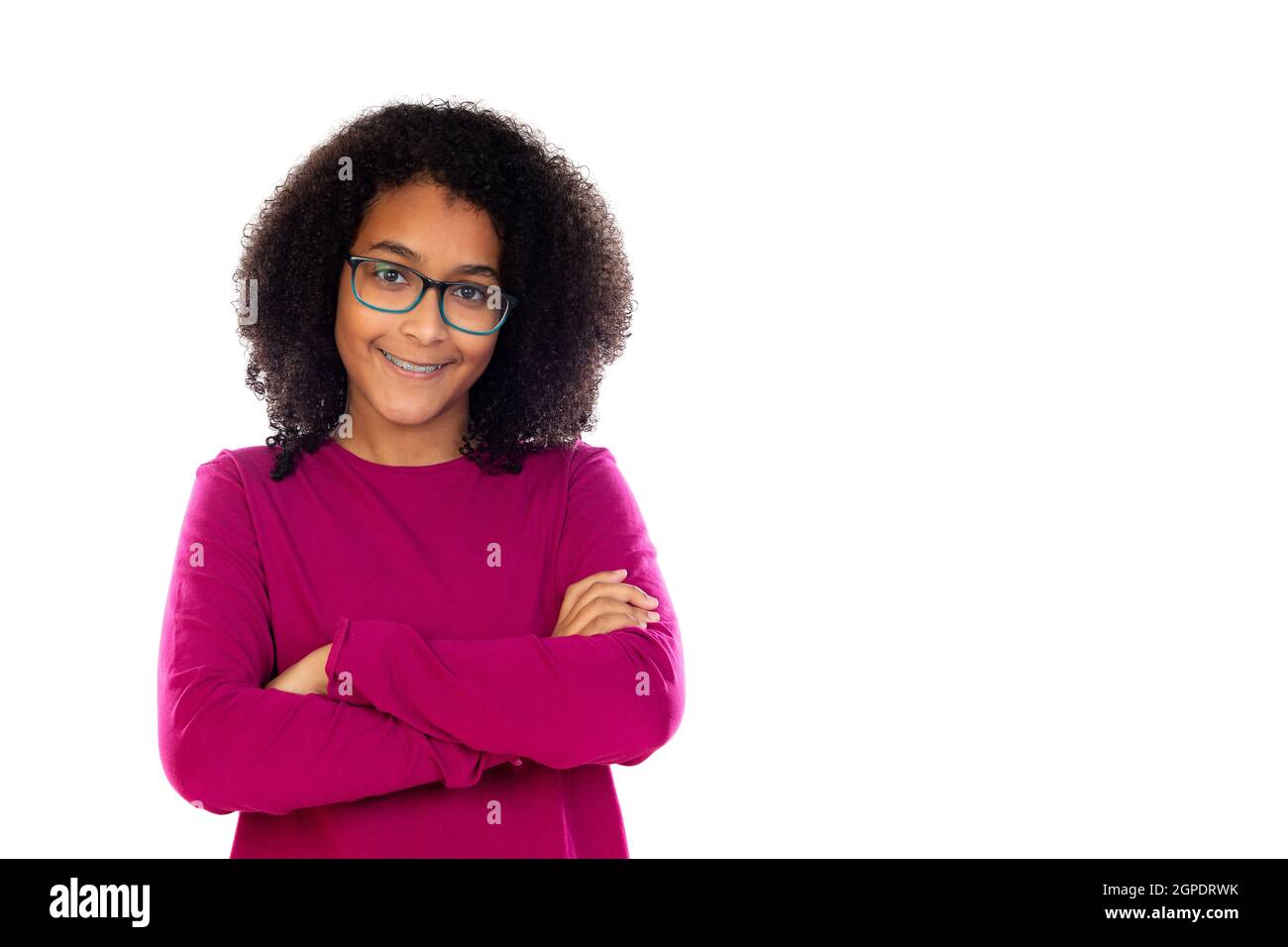 Adolescente avec cheveux afro portant un chandail rose isolé sur un arrière-plan blanc Banque D'Images