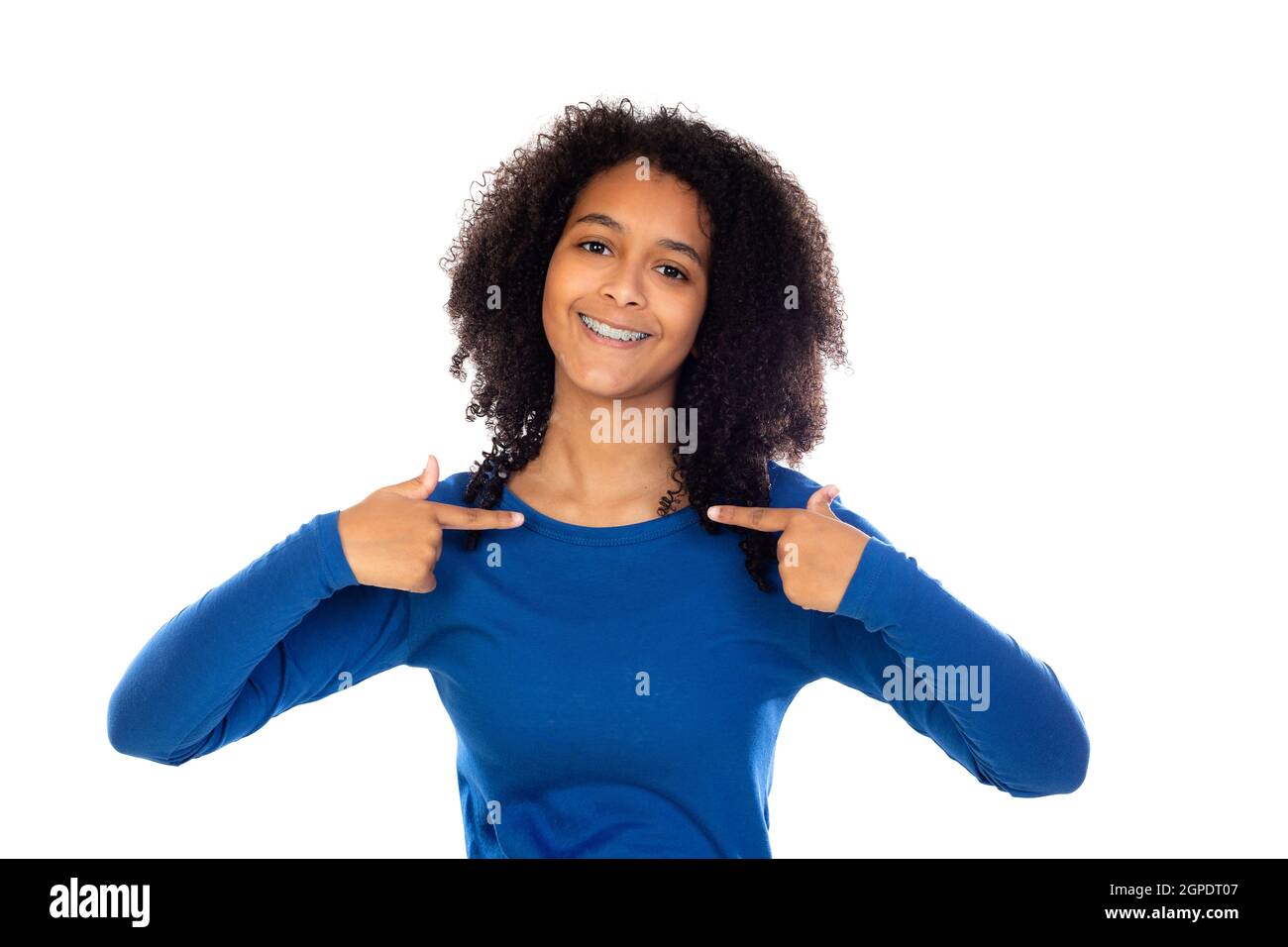 Adolescente avec cheveux afro portant un chandail bleu isolé sur un arrière-plan blanc Banque D'Images