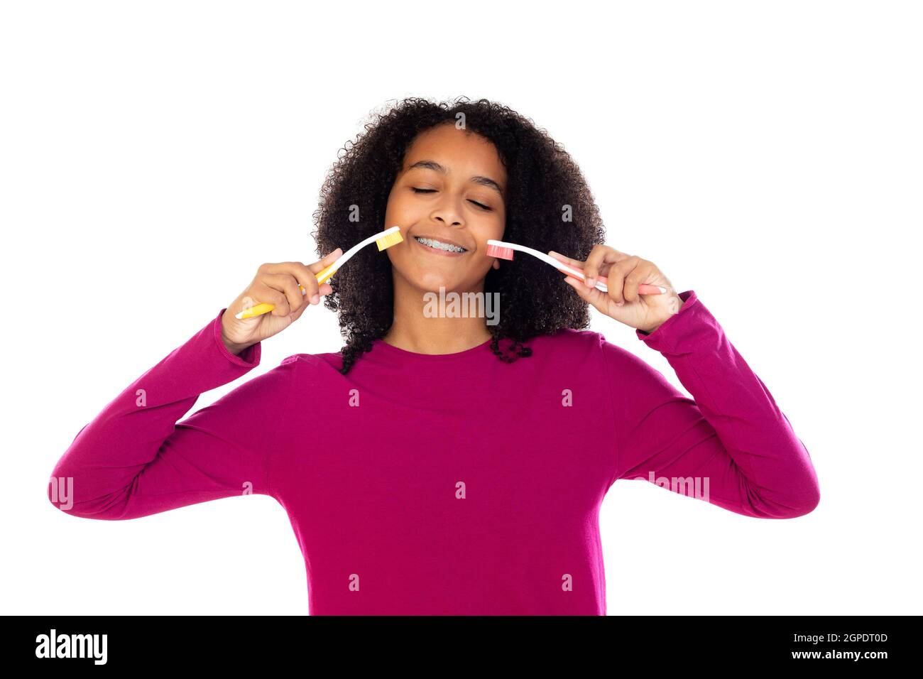 Adolescente avec cheveux afro portant un chandail rose isolé sur un arrière-plan blanc Banque D'Images