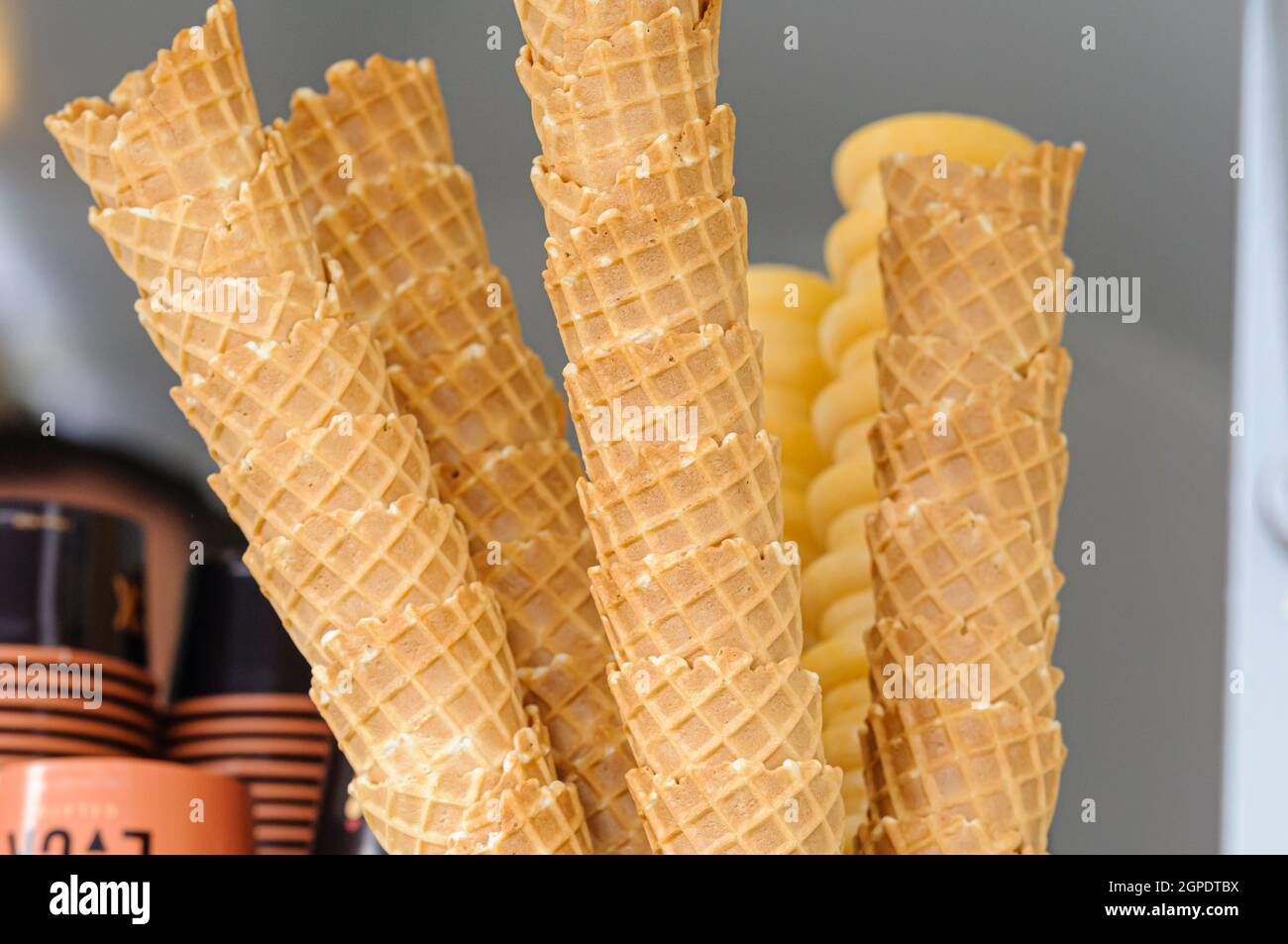 Des cornets de gaufres sont empilés dans un magasin de glaces. Banque D'Images