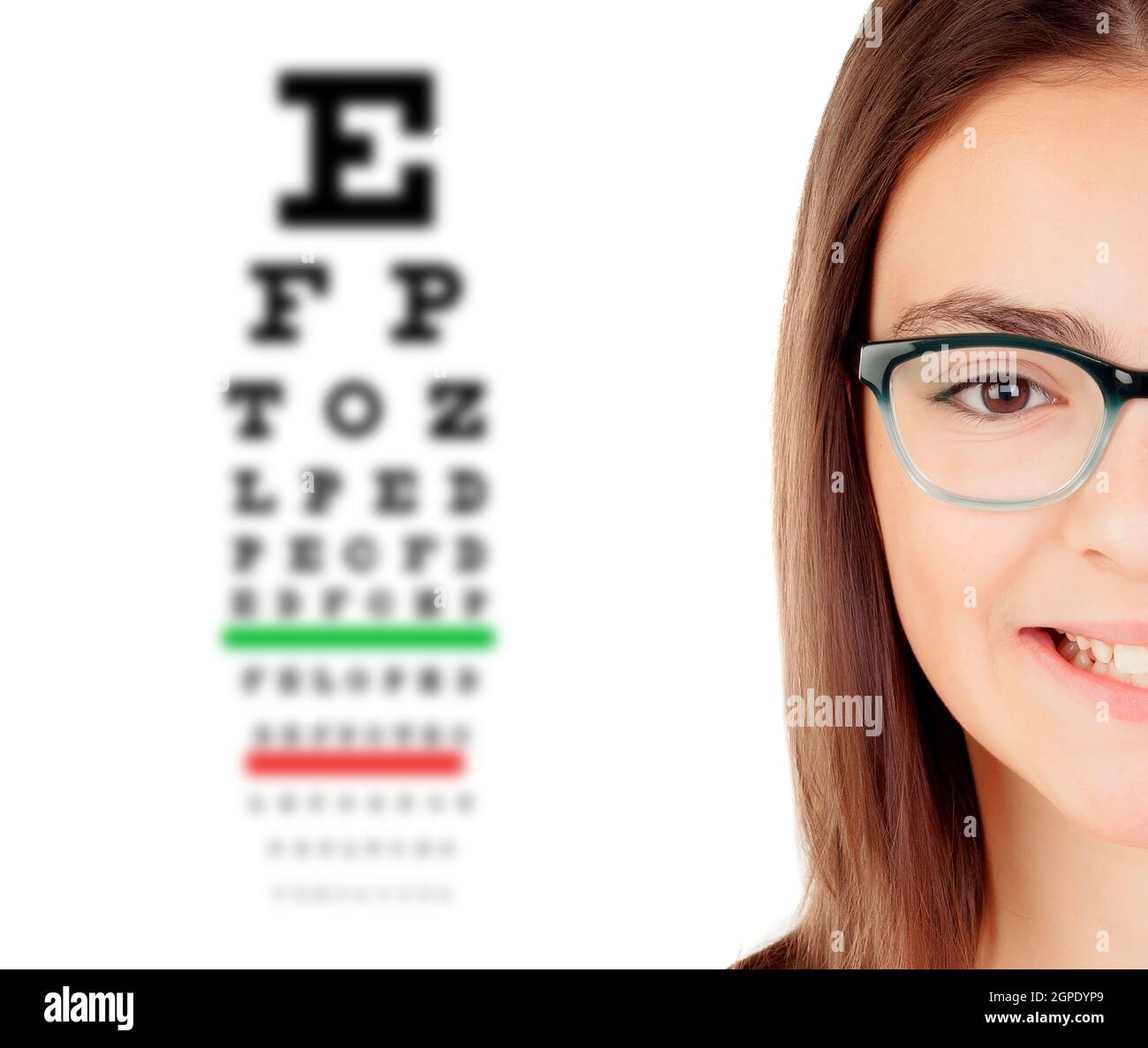 Adorable fille adolescente avec des lunettes de vue Contrôle Banque D'Images