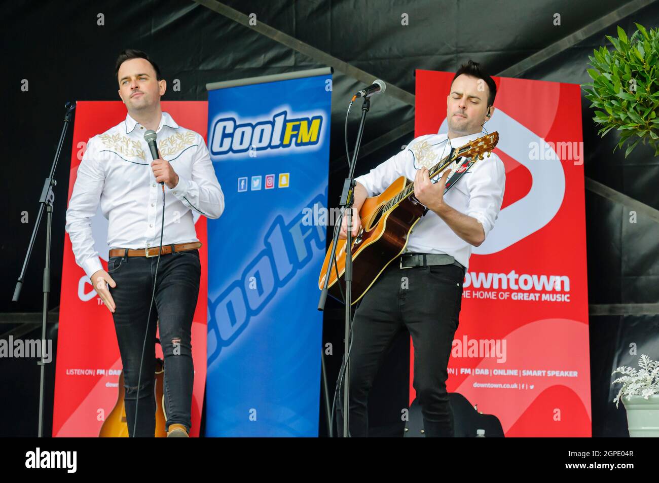 Ennis Brothers, un groupe de musique country basé à Dublin de Matthew et Owen Ennis, se présentant au Balmoral Show, à Lisburn, en Irlande du Nord. Banque D'Images