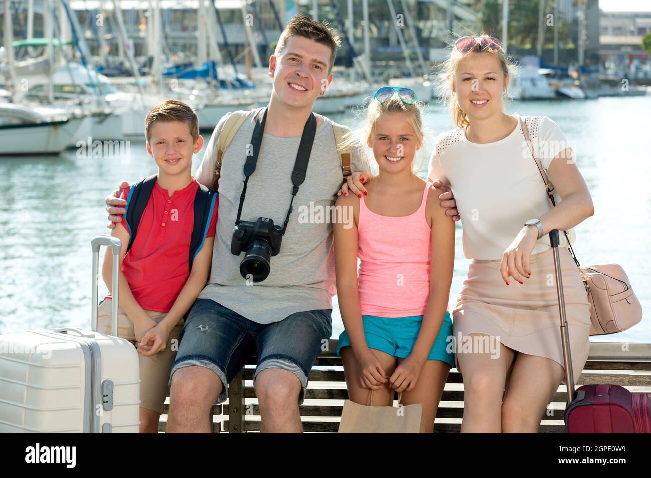 Famille de quatre touristes se détendant sur la rive Banque D'Images