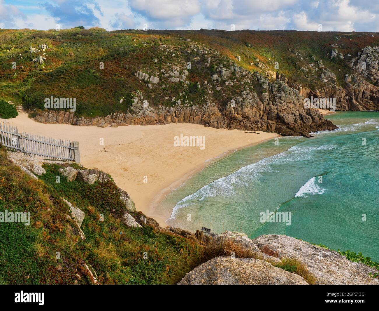 La plage de Porthcurno, maintes fois primée à Cornwall, est célèbre pour ses sables blancs et ses mers turquoise. Banque D'Images