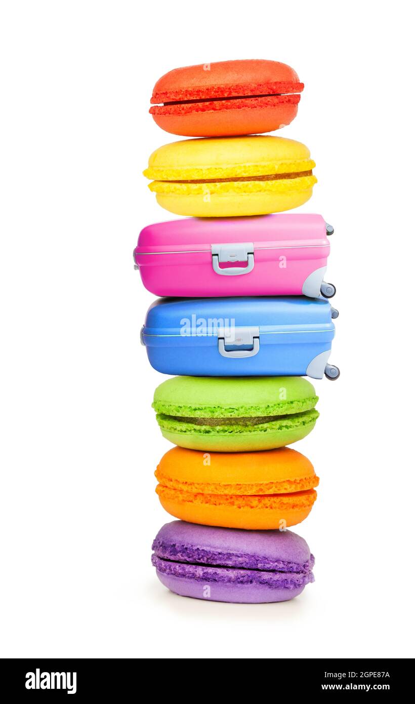 Valise dans la pile de macarons Voyage en France Banque D'Images